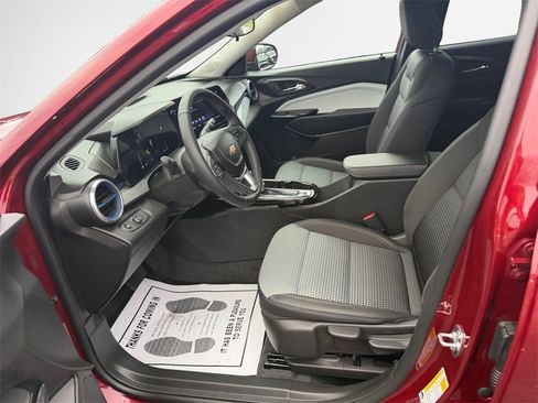 Used 2025 Chevrolet Trax LT w/ Driver Confidence Package image 11