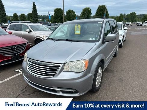 Used 2013 Chrysler Town & Country Touring FWD image 3