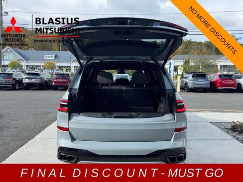 Used 2025 BMW X7 M60i w/ Climate Comfort Package image 30
