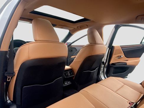 Certified 2023 Lexus ES 250 w/ Premium Package image 6