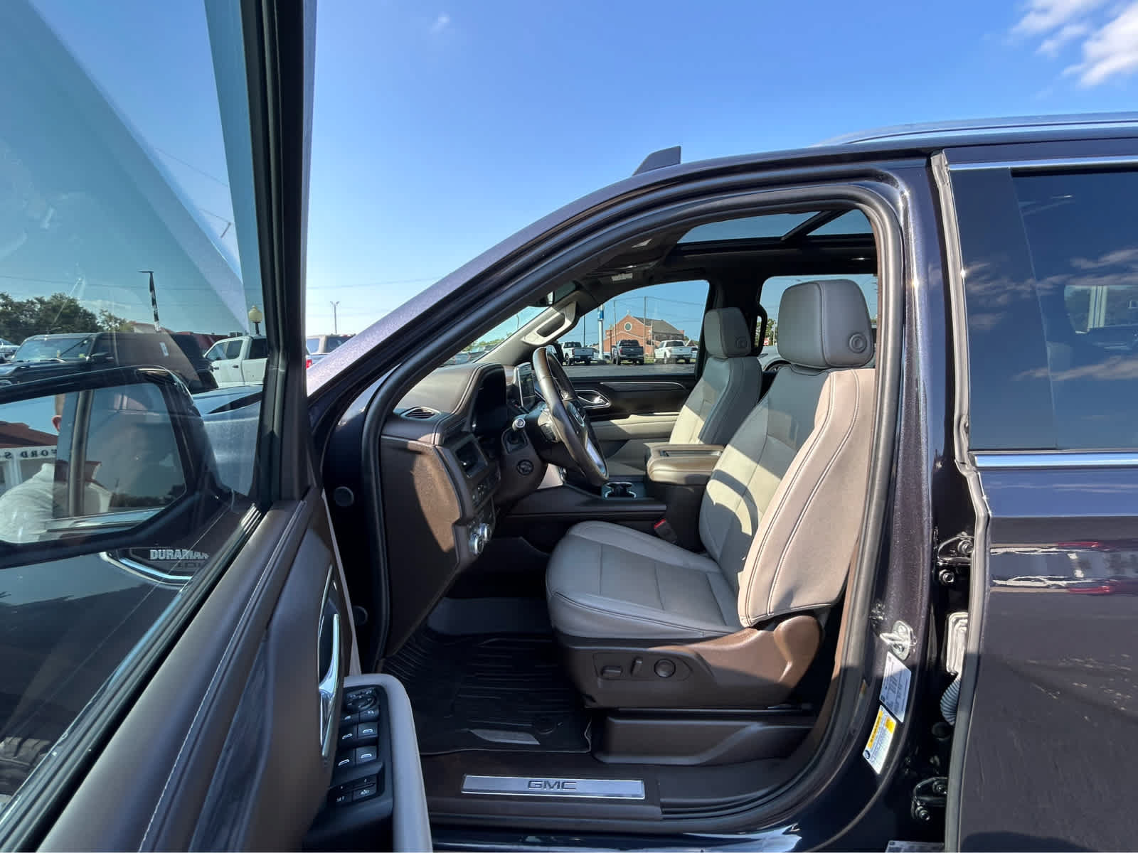 Used 2023 GMC Yukon XL SLT w/ SLT Premium Package AWD/4WD image 18