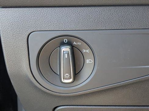 Used 2020 Volkswagen Tiguan SE FWD image 11