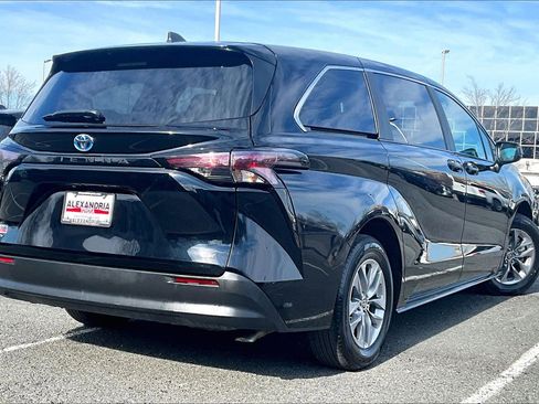 Used 2025 Toyota Sienna LE image 12