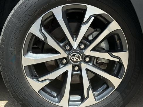 Used 2024 Toyota Corolla Cross XLE w/ Convenience Package FWD image 10