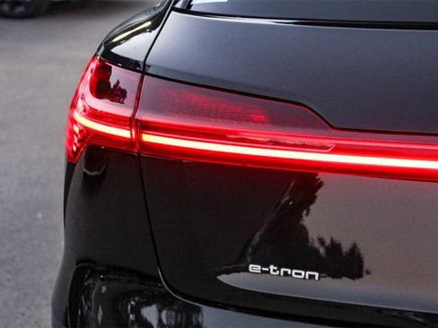 Used 2022 Audi e-tron Premium w/ Convenience Plus Package image 11