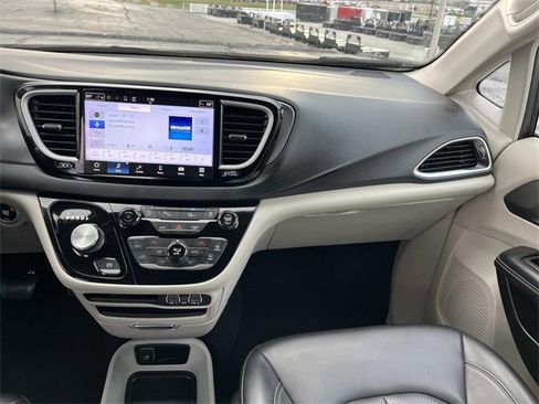 Used 2023 Chrysler Pacifica Touring-L image 13
