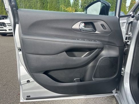 New 2026 Chrysler Pacifica Select image 13