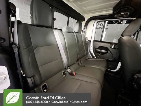 Used 2020 Jeep Gladiator Sport w/ Technology Group AWD/4WD image 15