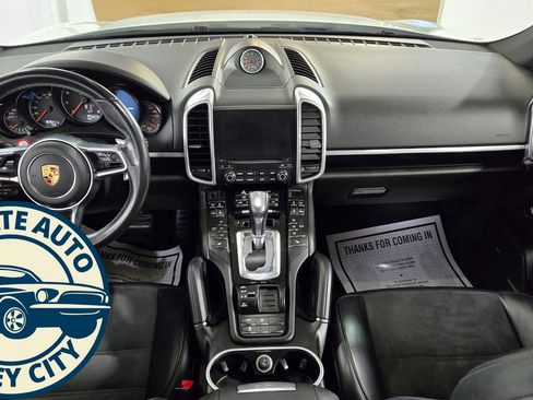 Used 2018 Porsche Cayenne Platinum Edition image 27