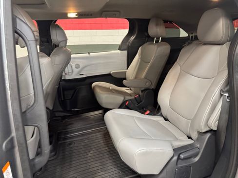 Used 2026 Toyota Sienna XLE FWD image 16
