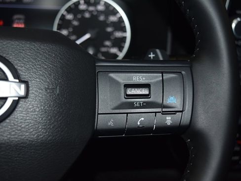 Used 2025 Nissan Rogue SV image 9