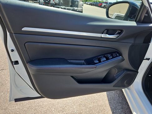 Used 2025 Nissan Altima 2.5 SR AWD/4WD image 18