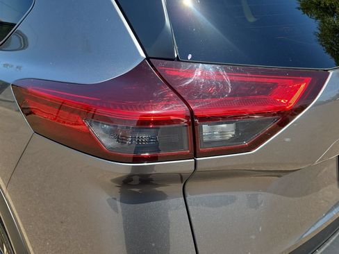 Used 2023 Nissan Rogue SV FWD image 32