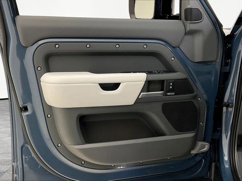 Used 2025 Land Rover Defender 110 X-Dynamic SE image 20