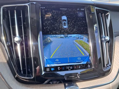 Used 2023 Volvo XC60 B5 Ultimate w/ Climate Package image 12