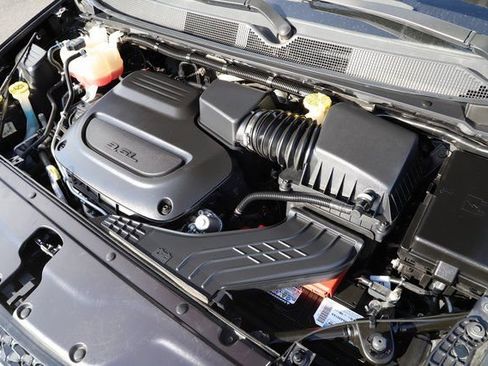 Used 2024 Chrysler Pacifica Limited FWD image 3