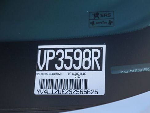 Used 2025 Volvo XC40 B5 Plus image 30