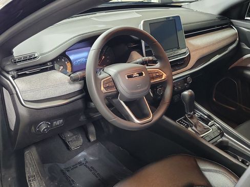 Used 2025 Jeep Compass Latitude image 23