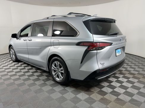 Used 2023 Toyota Sienna Platinum image 2