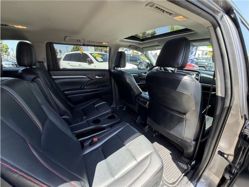 Used 2019 Toyota Highlander SE FWD image 28