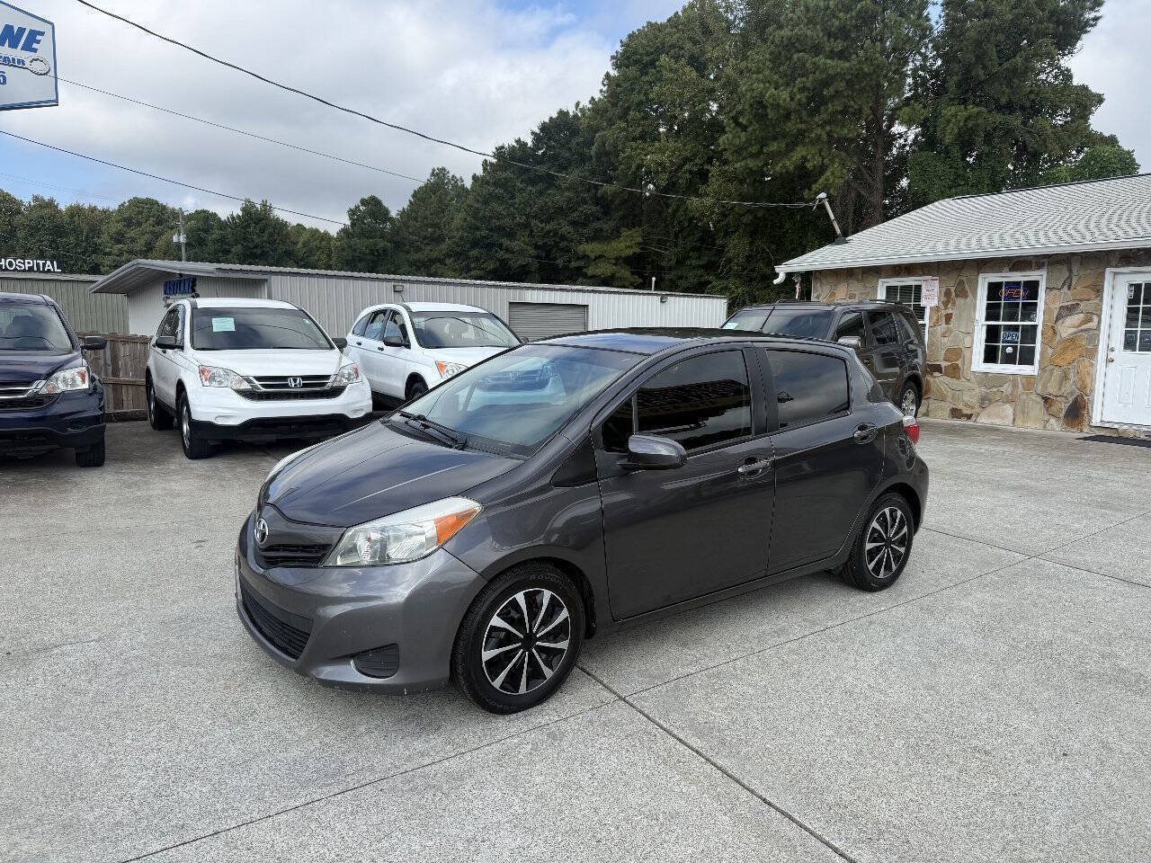 Used 2014 Toyota Yaris LE FWD image 3