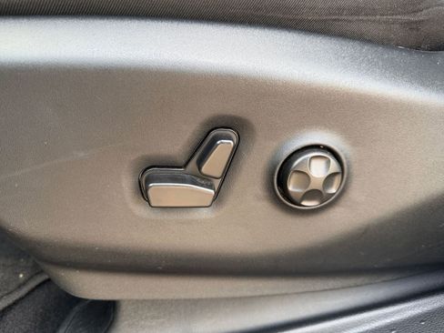 Used 2025 Chrysler Pacifica Limited image 23