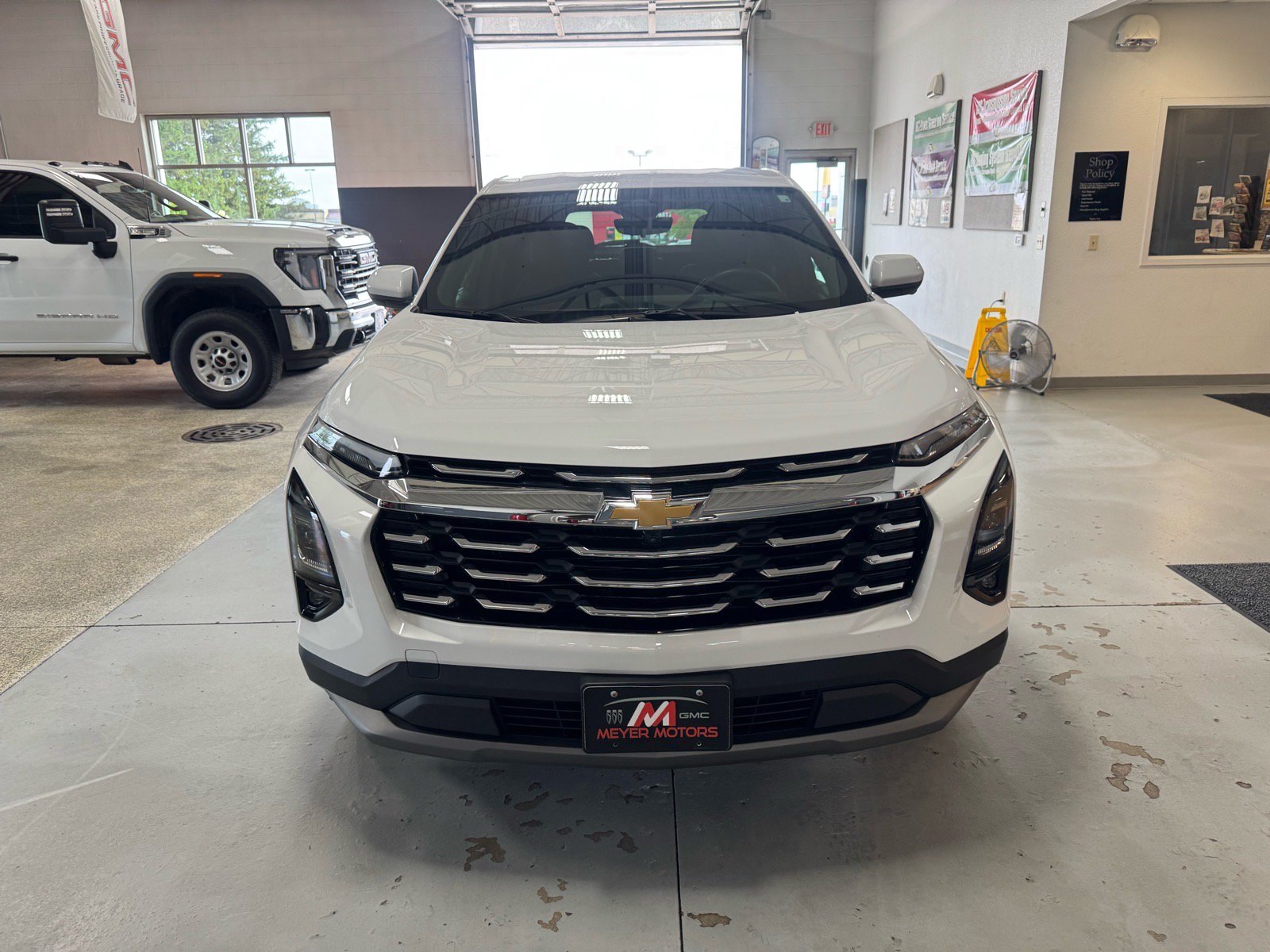 Used 2026 Chevrolet Equinox LT w/ Convenience Package II AWD/4WD image 2