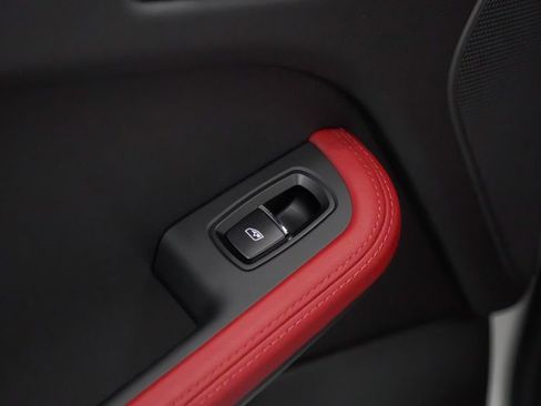 Used 2025 Porsche Macan image 16