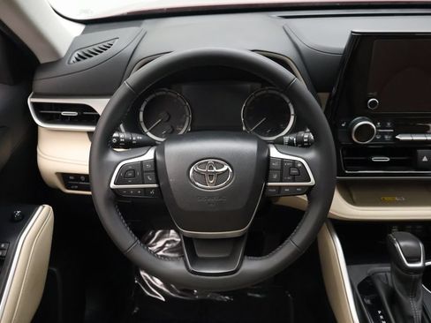 Used 2024 Toyota Highlander XLE AWD/4WD image 23