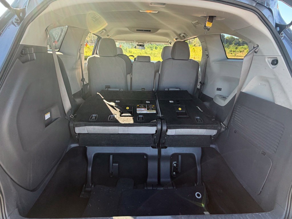 Used 2023 Toyota Sienna LE FWD image 36