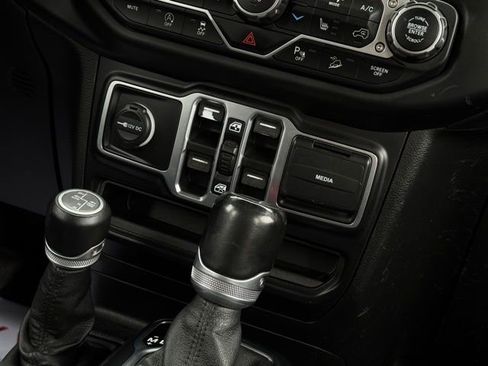 Used 2021 Jeep Wrangler Unlimited Sahara image 30