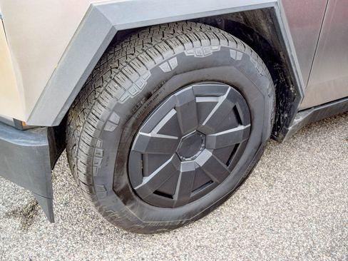 Used 2025 Tesla Cybertruck AWD Crew Cab image 11