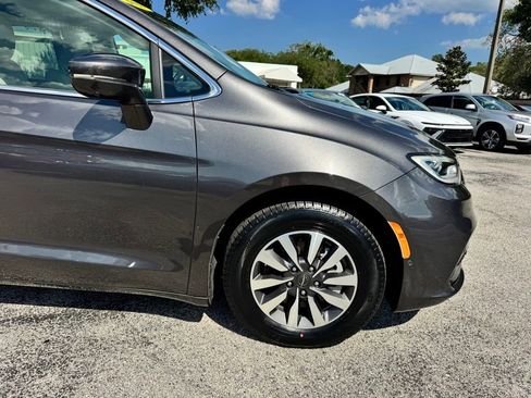 Used 2021 Chrysler Pacifica Touring-L FWD image 13