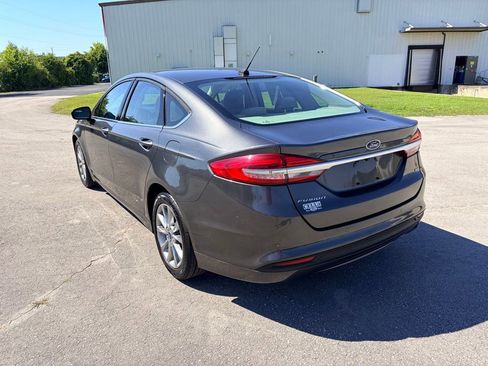 Certified 2017 Ford Fusion SE FWD image 4