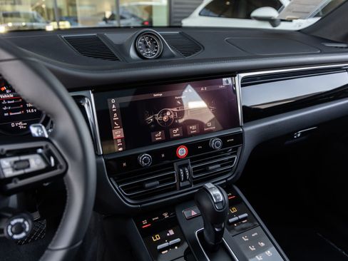 Certified 2026 Porsche Macan AWD/4WD image 29