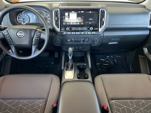Used 2025 Nissan Frontier SV RWD image 3