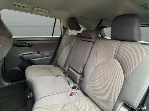 Used 2023 Toyota Highlander LE AWD/4WD image 24