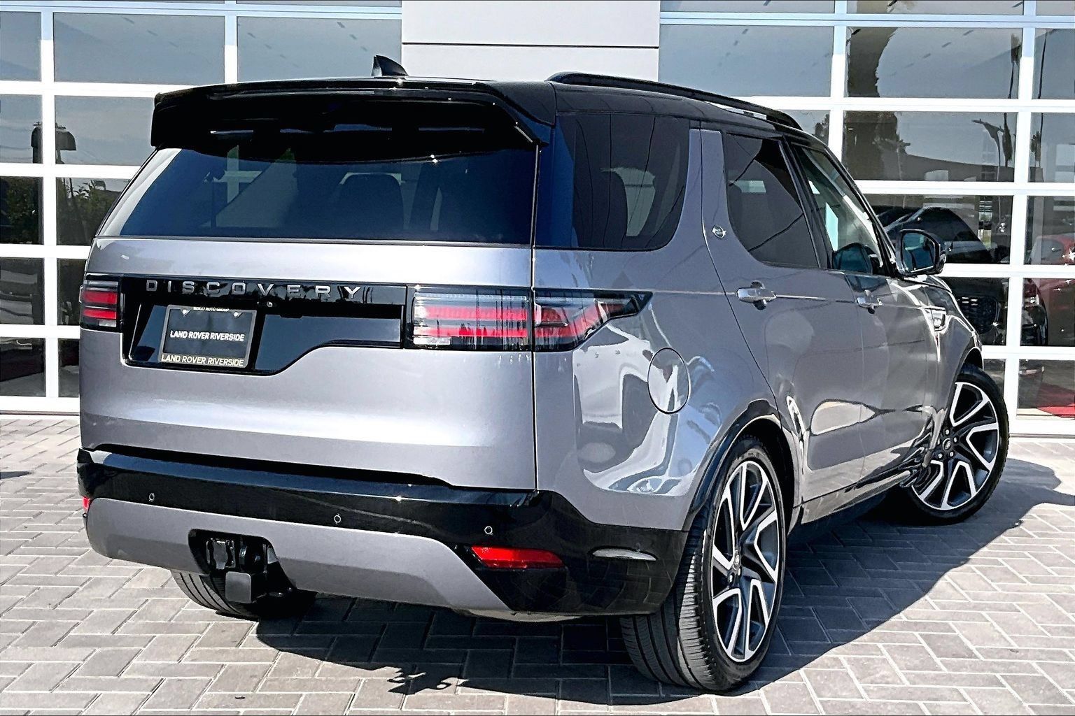 Used 2025 Land Rover Discovery Dynamic SE AWD/4WD image 12