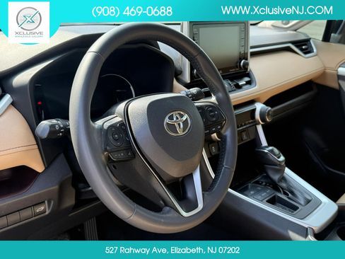 Used 2020 Toyota RAV4 Limited FWD image 9