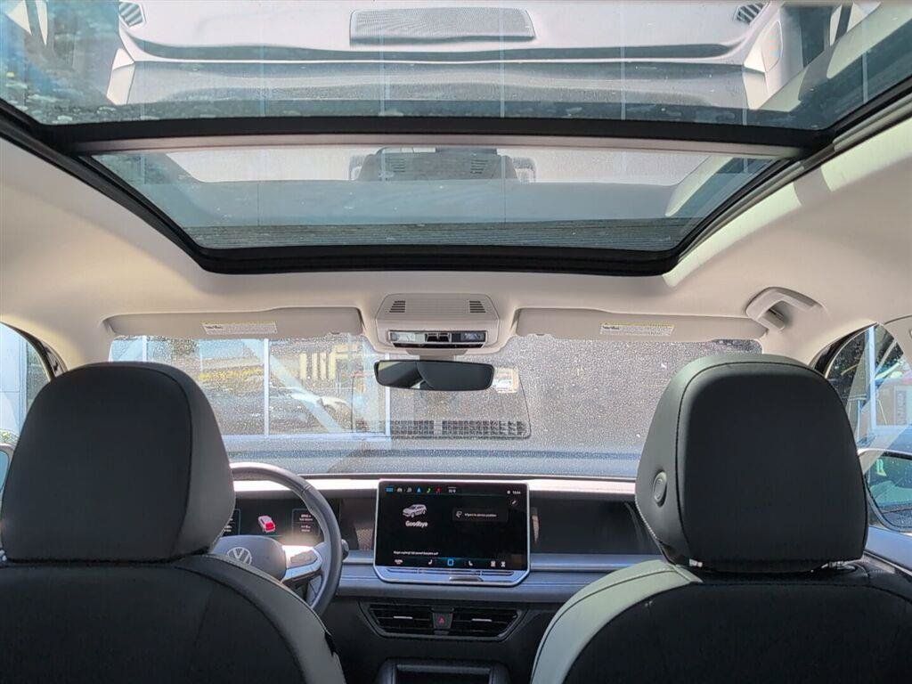 Used 2025 Volkswagen Tiguan SE w/ Panoramic Sunroof Package FWD image 17