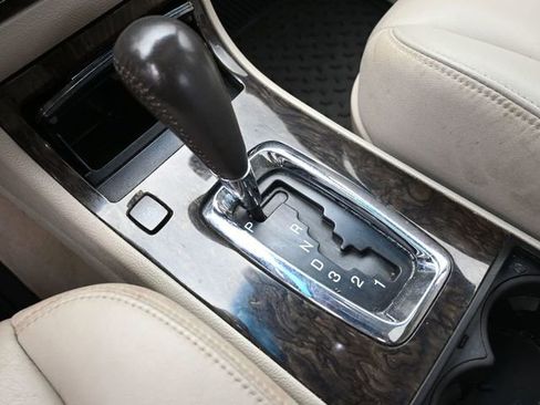 Used 2010 Cadillac DTS Luxury image 32