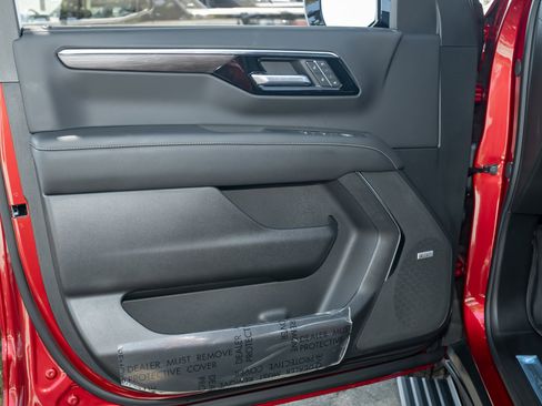 New 2025 Chevrolet Suburban Premier image 18