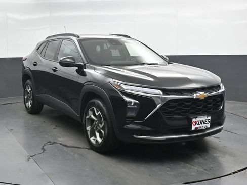 Used 2025 Chevrolet Trax LT FWD image 4