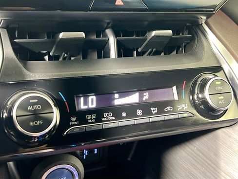 Used 2021 Toyota Venza XLE w/ Softex Package image 27