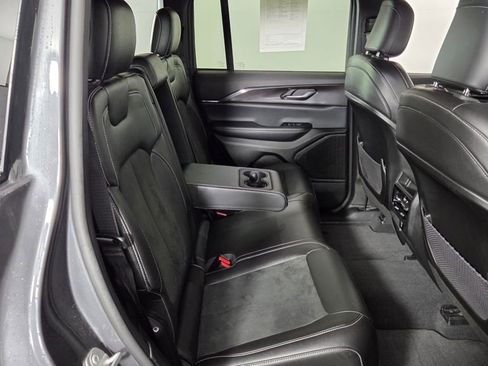 Used 2023 Jeep Grand Cherokee Altitude image 33