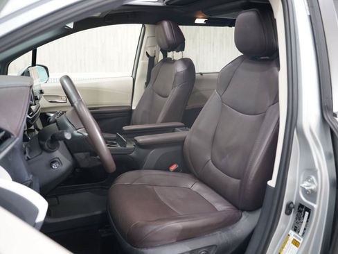 Used 2021 Toyota Sienna Platinum AWD/4WD image 26