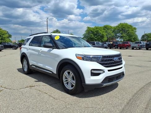 Certified 2021 Ford Explorer XLT w/ Equipment Group 202A AWD/4WD image 3