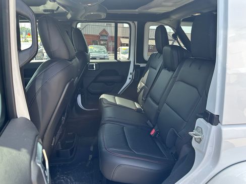Used 2024 Jeep Wrangler Unlimited Rubicon AWD/4WD image 10