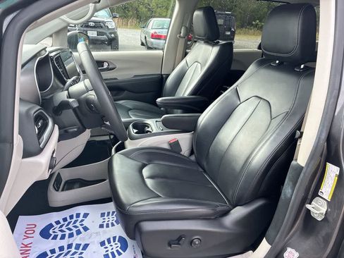 Used 2023 Chrysler Pacifica Touring-L FWD image 18