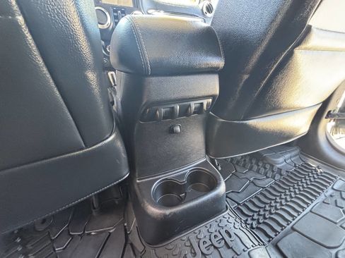 Used 2015 Jeep Wrangler Unlimited Rubicon AWD/4WD image 8